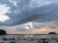 Wolken bedecken den Abendhimmel über dem Meer - Kata Beach